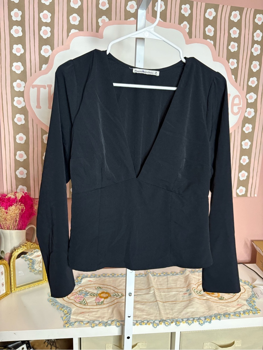 Abercrombie and Fitch Long-Sleeve Black V-Neck Women’s Top size M